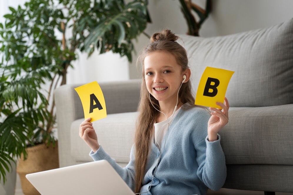 Niña aprendiendo inglés